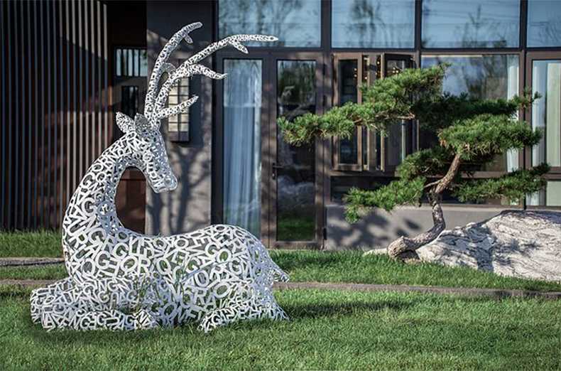 不銹鋼鹿，不銹鋼鏤空鹿，鏤空鹿景觀擺件，鏤空鹿雕塑，河北不銹鋼鹿廠家.jpg