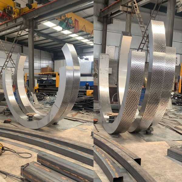 不銹鋼雕塑是因為哪些優(yōu)點被應用的呢？