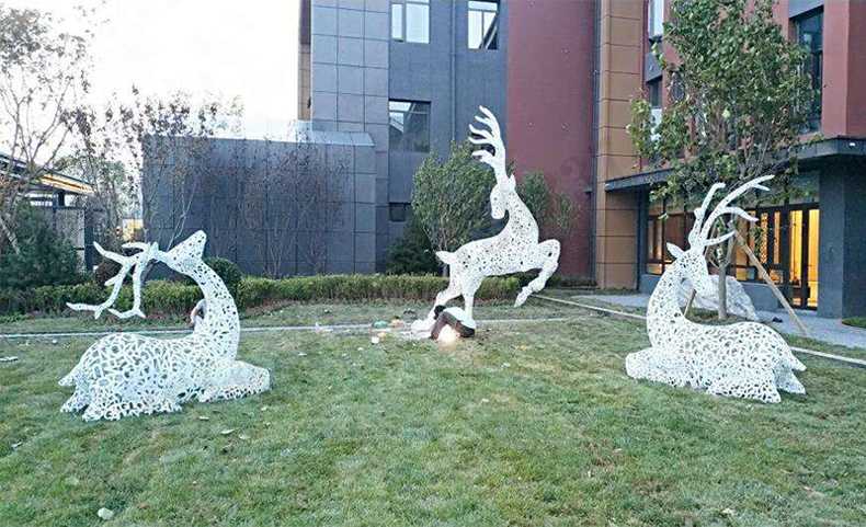 不銹鋼鹿，不銹鋼鏤空鹿，鏤空鹿景觀擺件，鏤空鹿雕塑，河北不銹鋼鹿廠家3.jpg