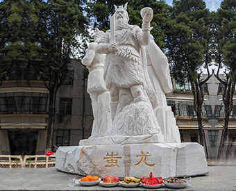 云南石雕黃帝、炎帝、蚩尤雕塑安裝效果展示