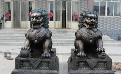 銅獅子雕塑應(yīng)該怎樣擺放？