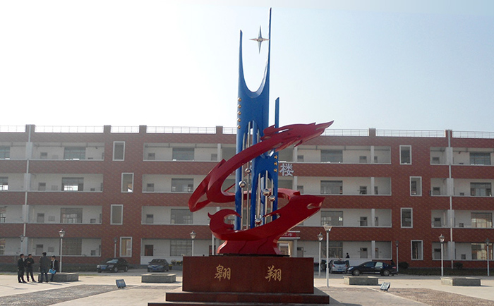 不銹鋼雕塑制作完成之后，需要對(duì)表面進(jìn)行打磨噴漆，這樣才可以獲得想要的表面效果，不銹鋼雕塑打磨噴漆有一些注意事項(xiàng)，下面給大家介紹一下。